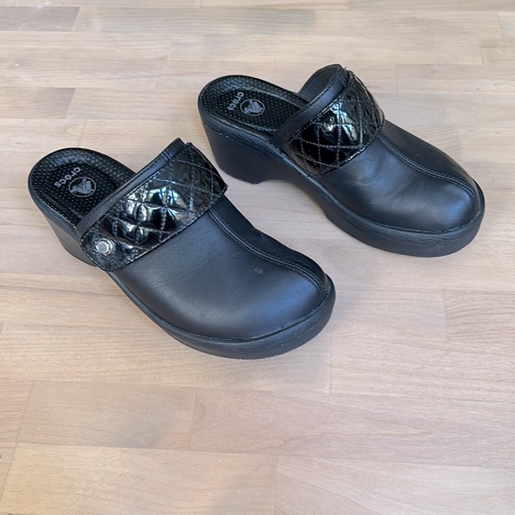 Crocs Cobbler Black Leather Platform Wedge Heel Clogs Mules 7 - Picture 1 of 5
